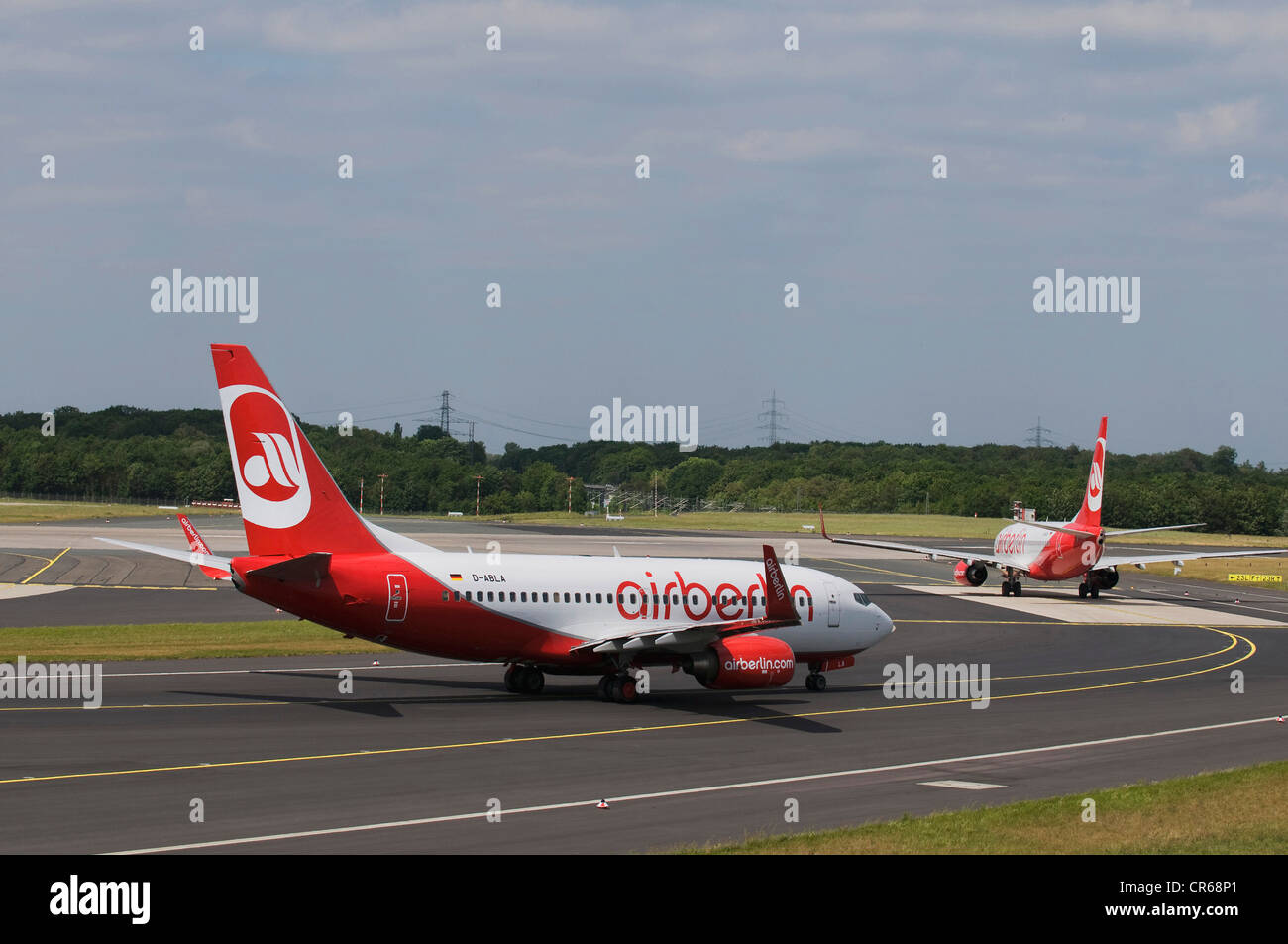 Due aerei airberlin prendendo una curva, Duesseldorf Aeroporto internazionale di Duesseldorf, nella Renania settentrionale-Vestfalia, Germania, Europa Foto Stock