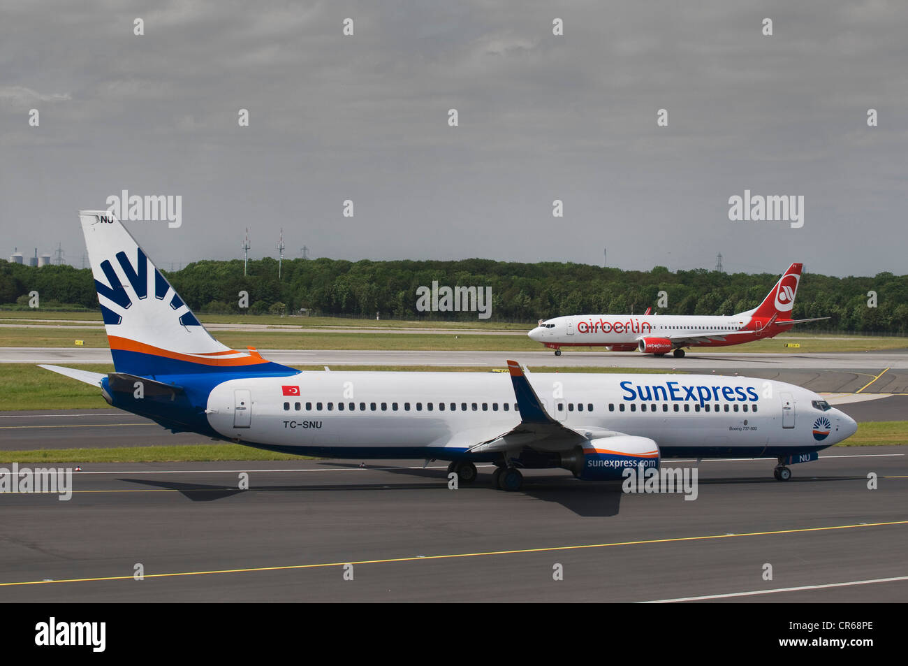 Boeing 737 800 del bagno turco SunExpress sulla pista dietro un aereo airberlin, Duesseldorf International Airport Foto Stock