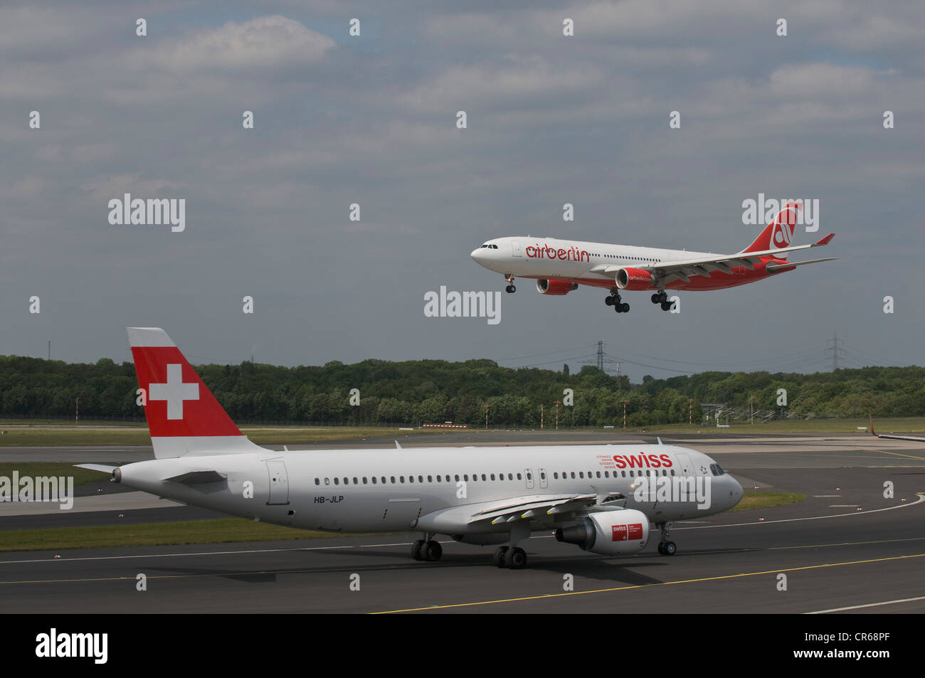 Aereo passeggeri di Swiss International Air Lines Ltd su pista, dietro un aereo airberlin uscire, Duesseldorf Foto Stock