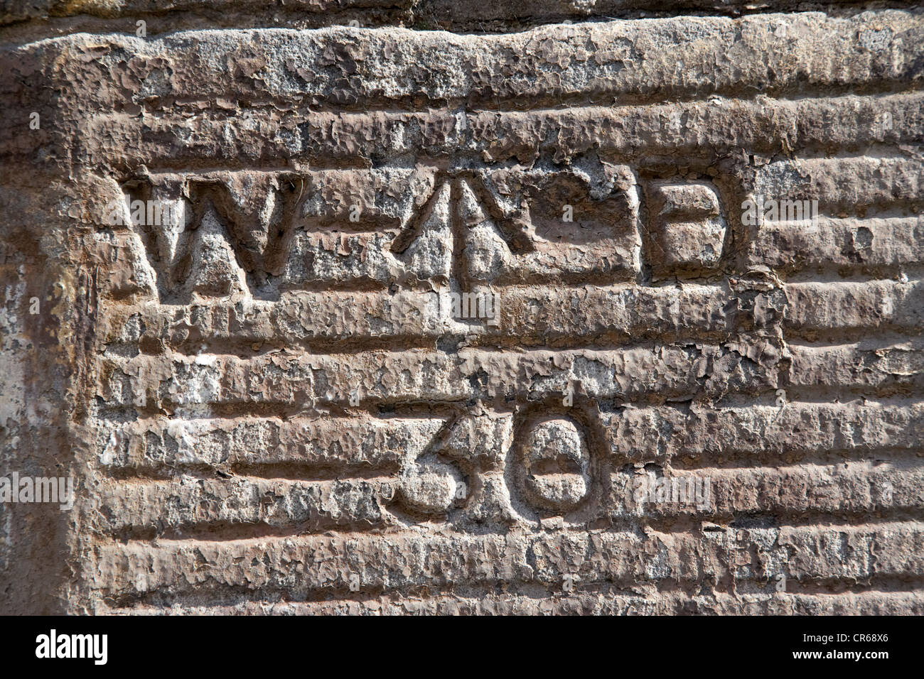 Dipartimento di guerra Ordnance Survey bench mark marcatura su di un muro di pietra in Broad Street nel centro storico della città vecchia di Stirling Scozia Scotland Foto Stock