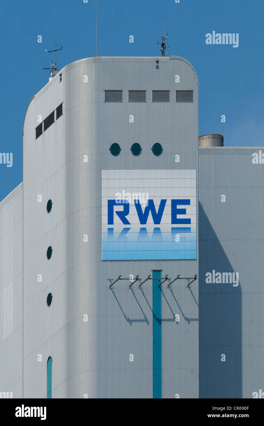 RWE AG, cartello con il logo della società su un edificio di RWE, Bergheim Niederaussem, Renania settentrionale-Vestfalia, Germania, Europa Foto Stock