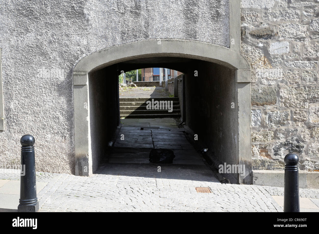 Basso stretto ingresso vicino al retro del case di città in Broad Street nel centro storico della città vecchia di Stirling Scozia Scotland Regno Unito Foto Stock