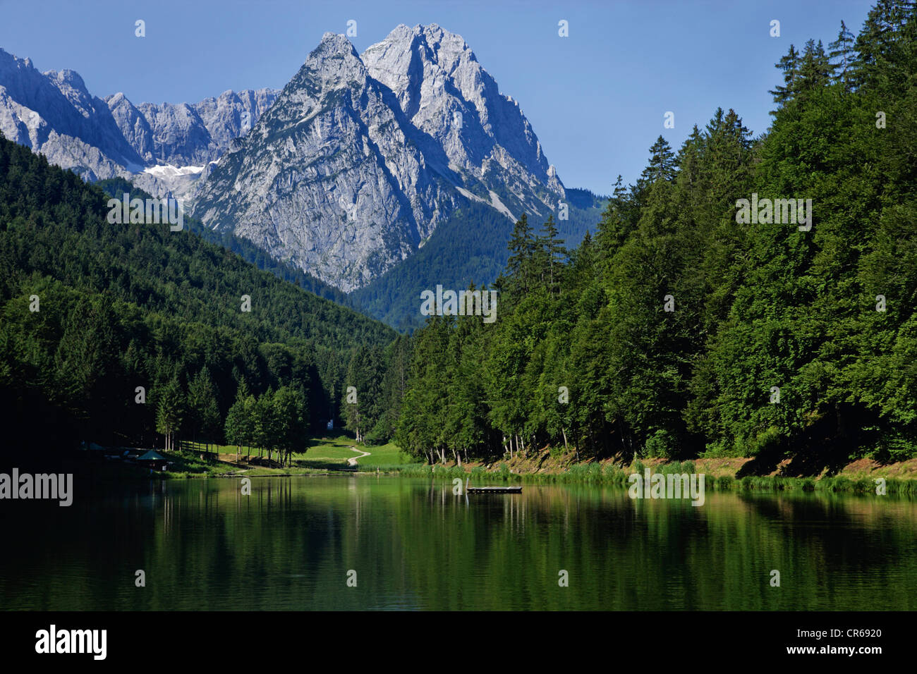 In Germania, in Baviera, vista di Waxenstein Montagne e lago Riessersee Foto Stock