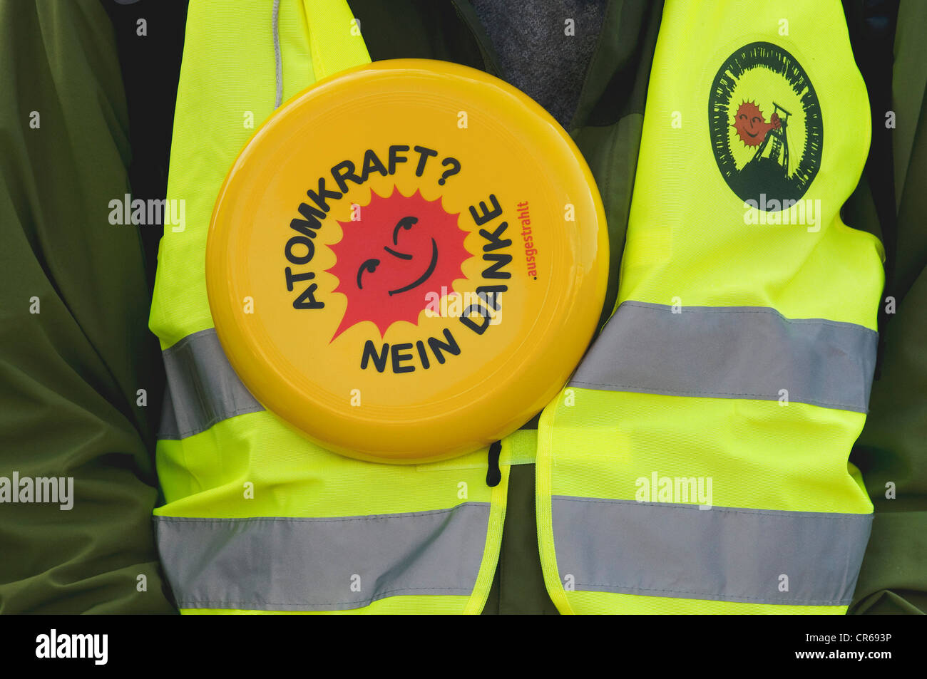 Anti-nucleare protester indossando un waistcoast, 'Atomkraft? Nein danke', tedesco per "l'energia nucleare, no grazie" sorridente sun, il logo del Foto Stock
