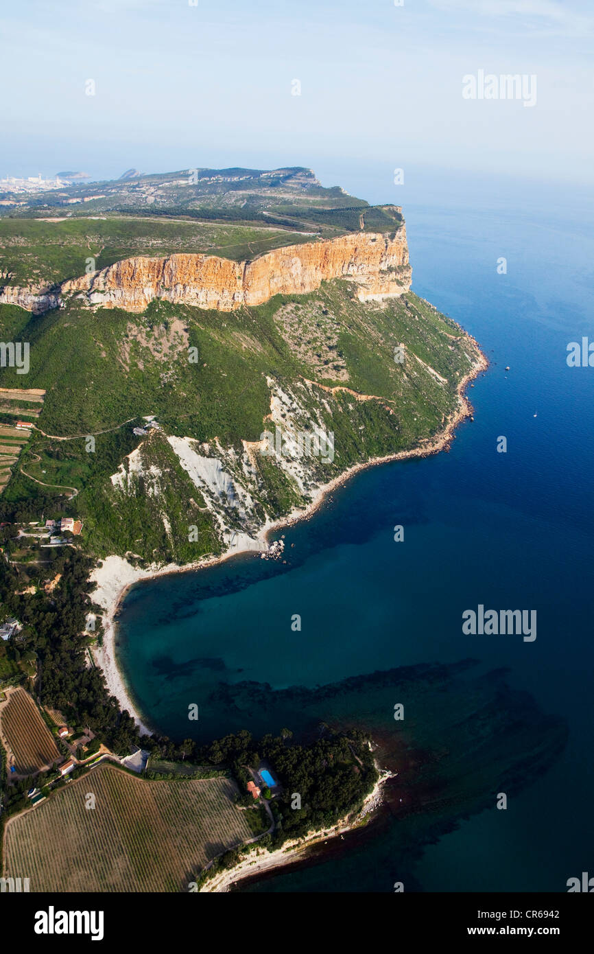 Francia, Bouches du Rhone, Cassis, Cap Canaille, la più alta scogliera costiere d'Europa (400 m) al di sopra di Cassis (vista aerea) Foto Stock