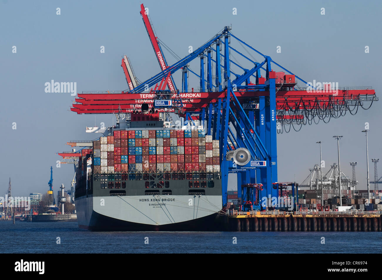 HHLA Burchardkai, nave container di Hong Kong il ponticello del terminale, porto di Amburgo, Germania, Europa Foto Stock