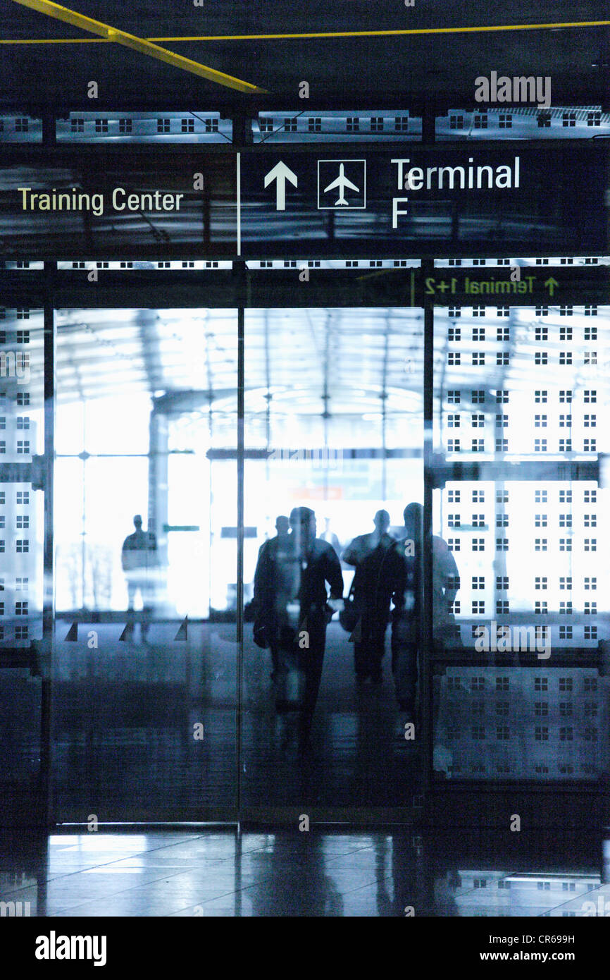 L'Europa, in Germania, in Baviera, uomini d'affari all'aeroporto di Monaco di Baviera Foto Stock