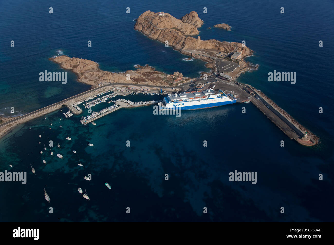 Francia, Haute Corse, Ile Rousse, isola e faro di La Pietra, Torre Genovese, la SNCM traghetto ormeggiata nel porto (antenna Foto Stock