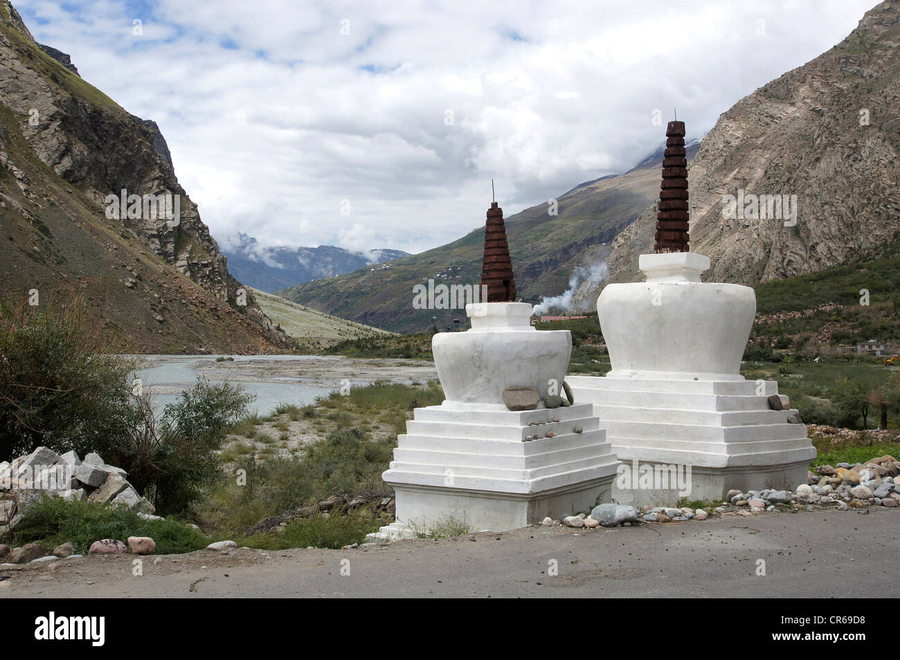 Chorten (stupa) presso il fiume chenab, gondia, manali-leh autostrada, lahaul e spiti, Himachal Pradesh, India Foto Stock