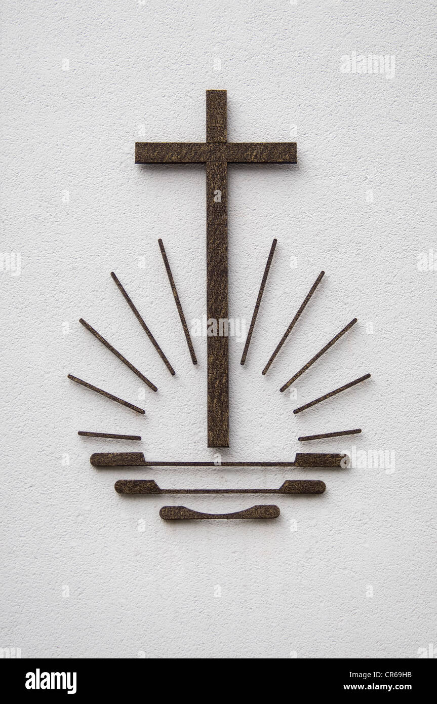 Simboli della vecchia chiesa cattolica, croce, sun sulle onde Foto Stock