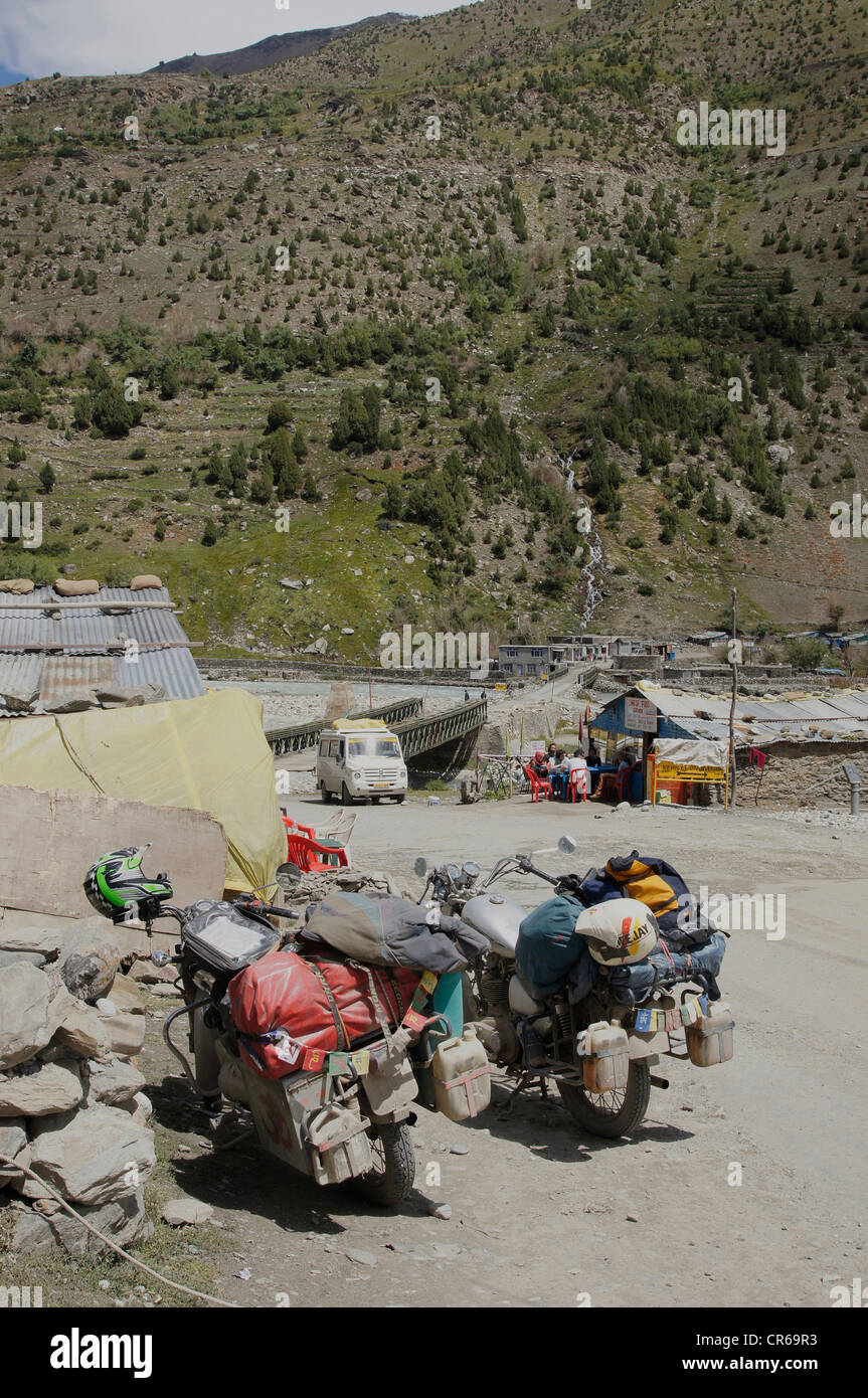 Scena di strada al bhaga river bridge, motocicli, tandi, manali-leh autostrada, lahaul e spiti, Himachal Pradesh, India Foto Stock