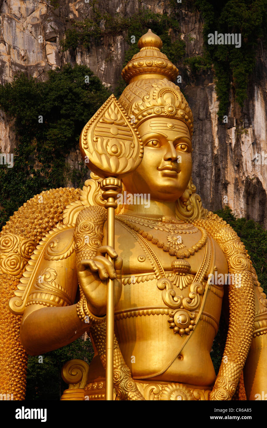 Statua del dio Murgan, festival indù Thaipusam, Grotte Batu, grotte di pietra calcarea e templi, Kuala Lumpur, Malesia Foto Stock
