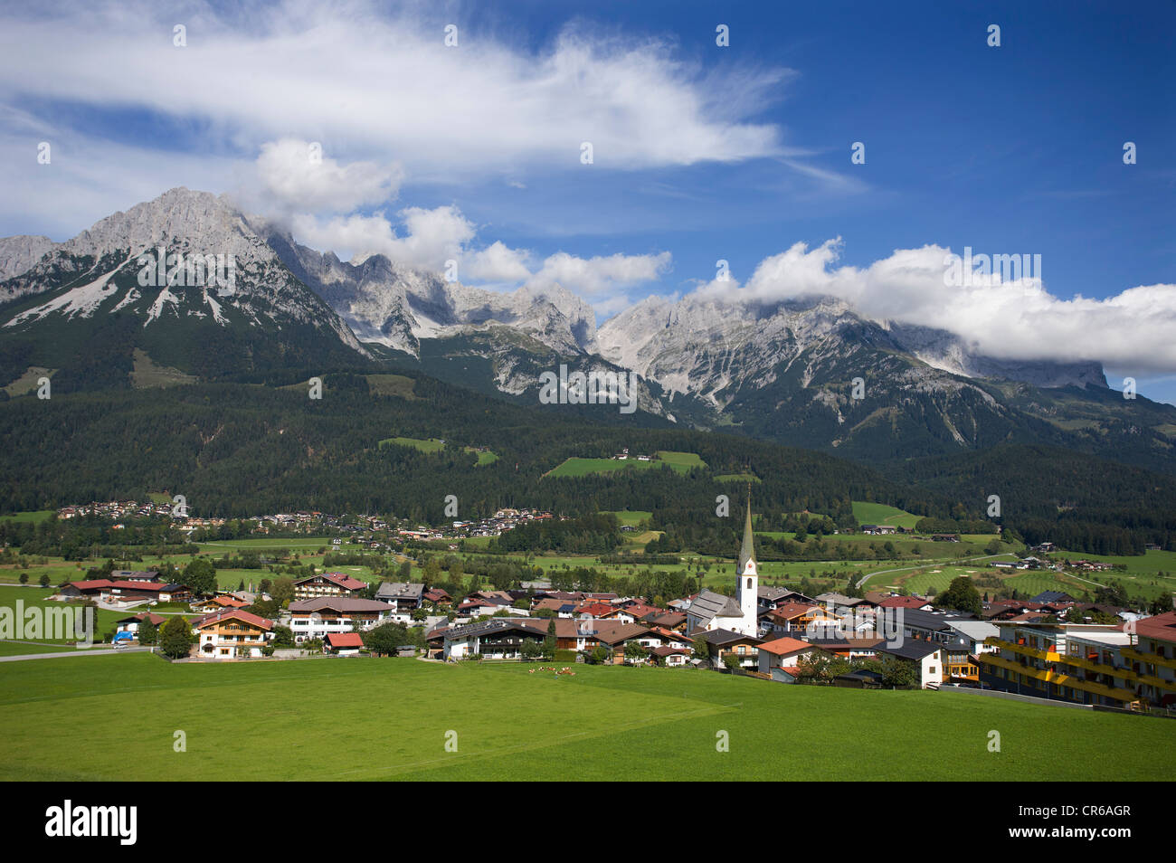 Austria, Tirolo, Ellmau am Wilden Kaiser, vista sulla città Foto Stock