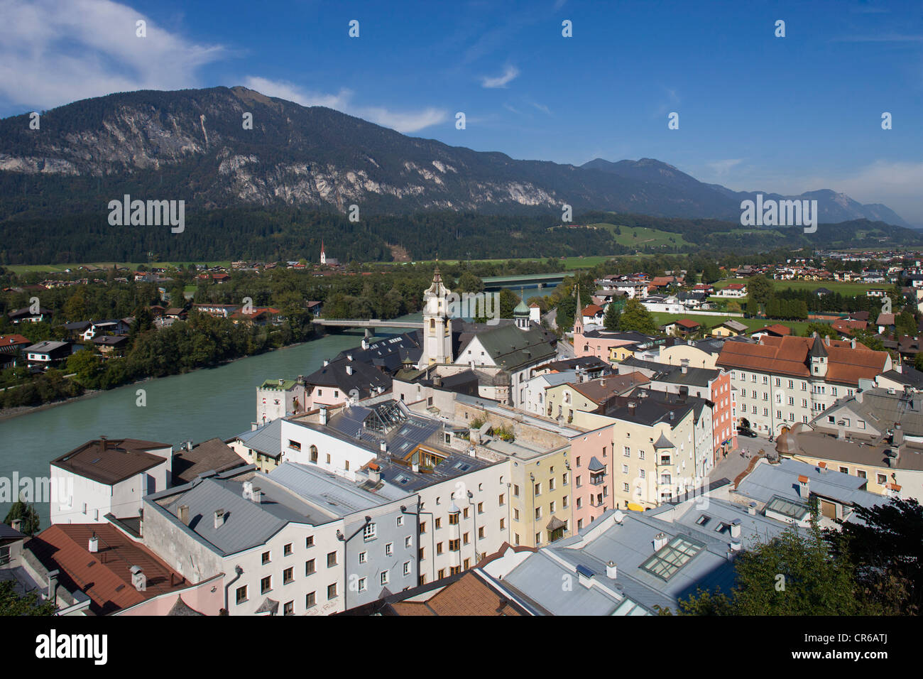 Austria, Tirolo, Rattenberg, Vista della città con il fiume Inn Foto Stock