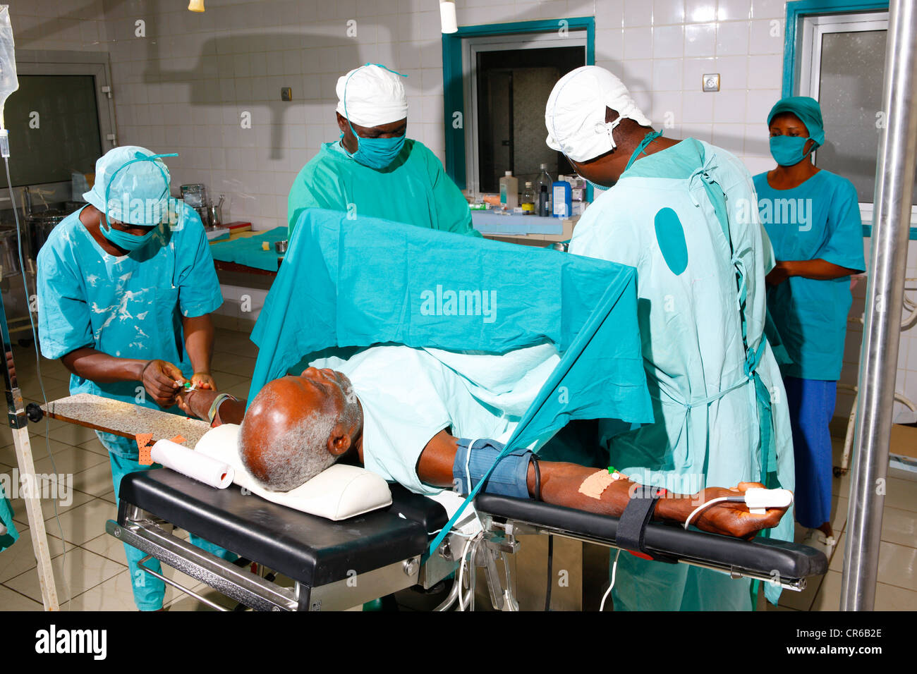 L'uomo durante una operazione in un ospedale, Manyemen, Camerun, Africa Foto Stock