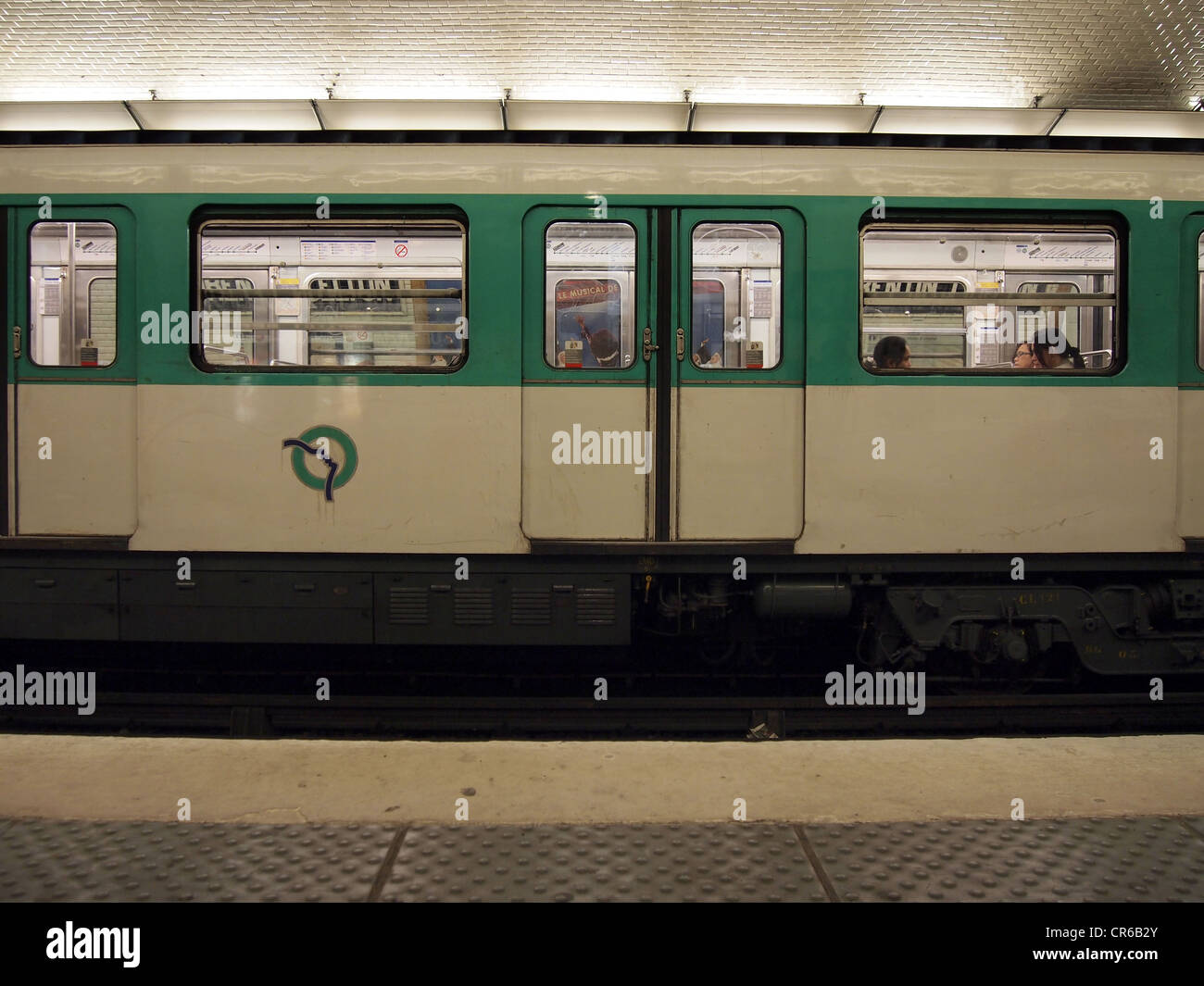 I passeggeri di un treno a Corentin Celton fermata metropolitana linea 12, Parigi, Francia, 13 maggio 2012, © Katharine Andriotis Foto Stock
