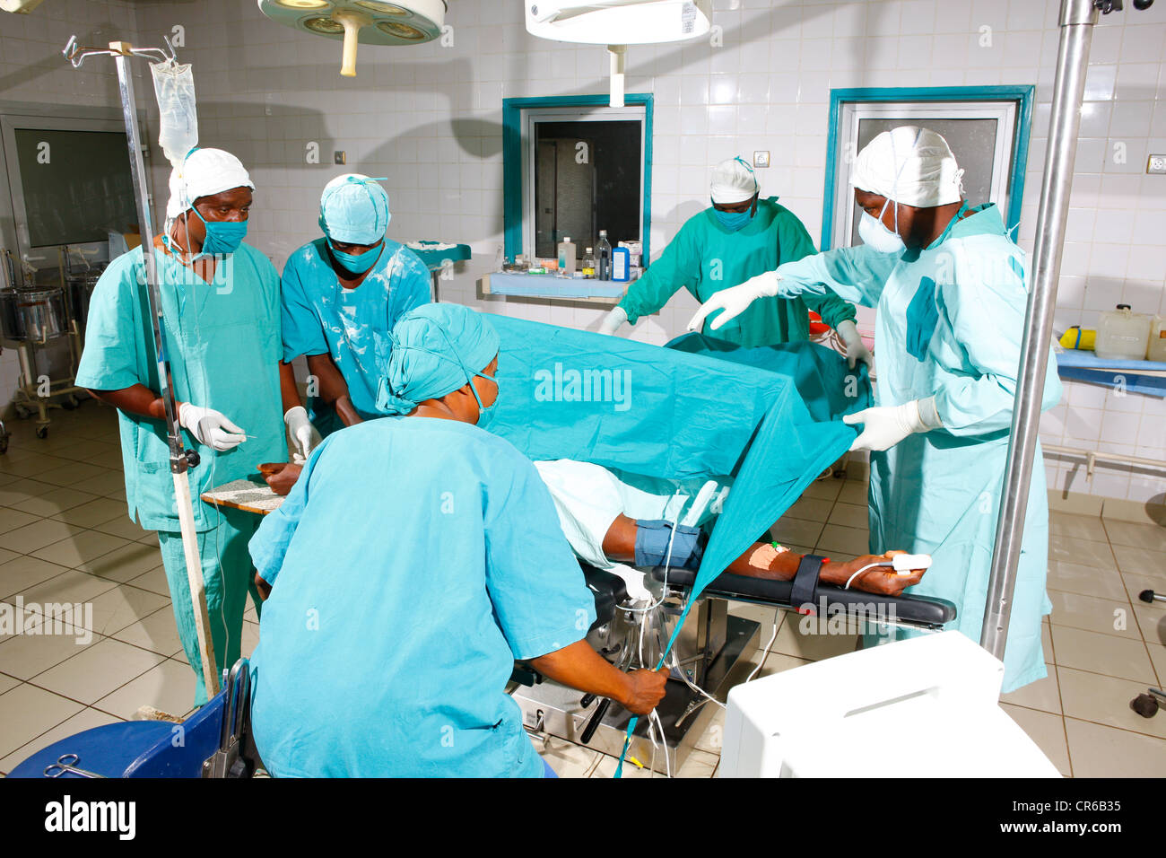 L'uomo durante una operazione in un ospedale, Manyemen, Camerun, Africa Foto Stock