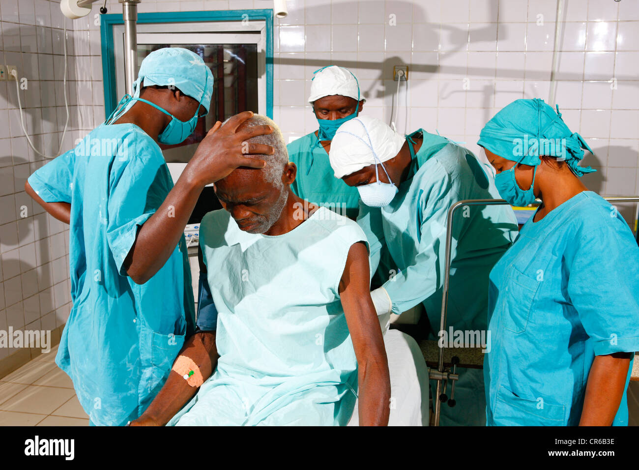 Uomo di essere preparati per la chirurgia, ospedale, Manyemen, Camerun, Africa Foto Stock