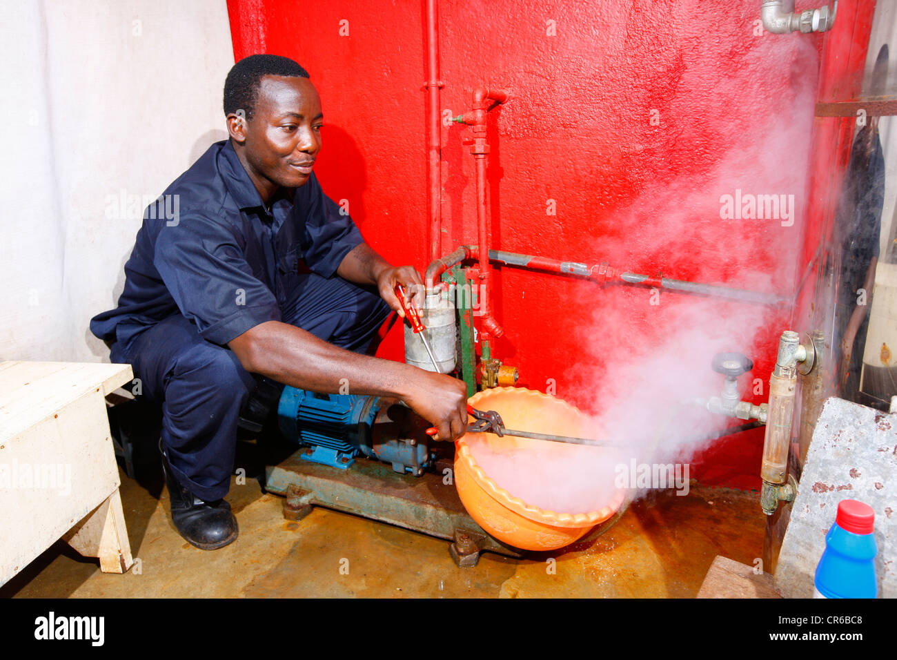 Meccanica la riparazione di una linea di acqua, ospedale, Manyemen, Camerun, Africa Foto Stock