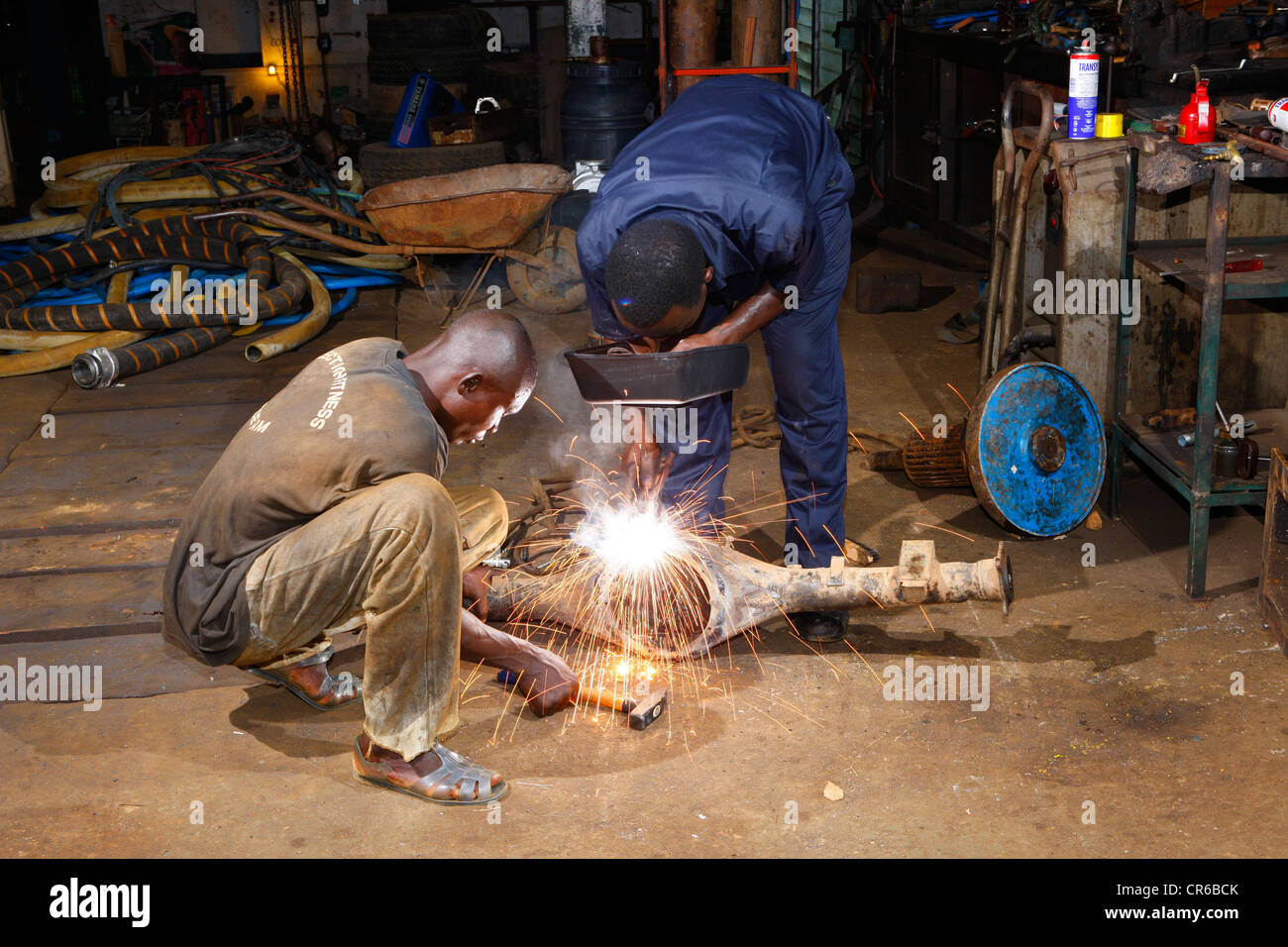 Saldatura meccanica, Manyemen, Camerun, Africa Foto Stock