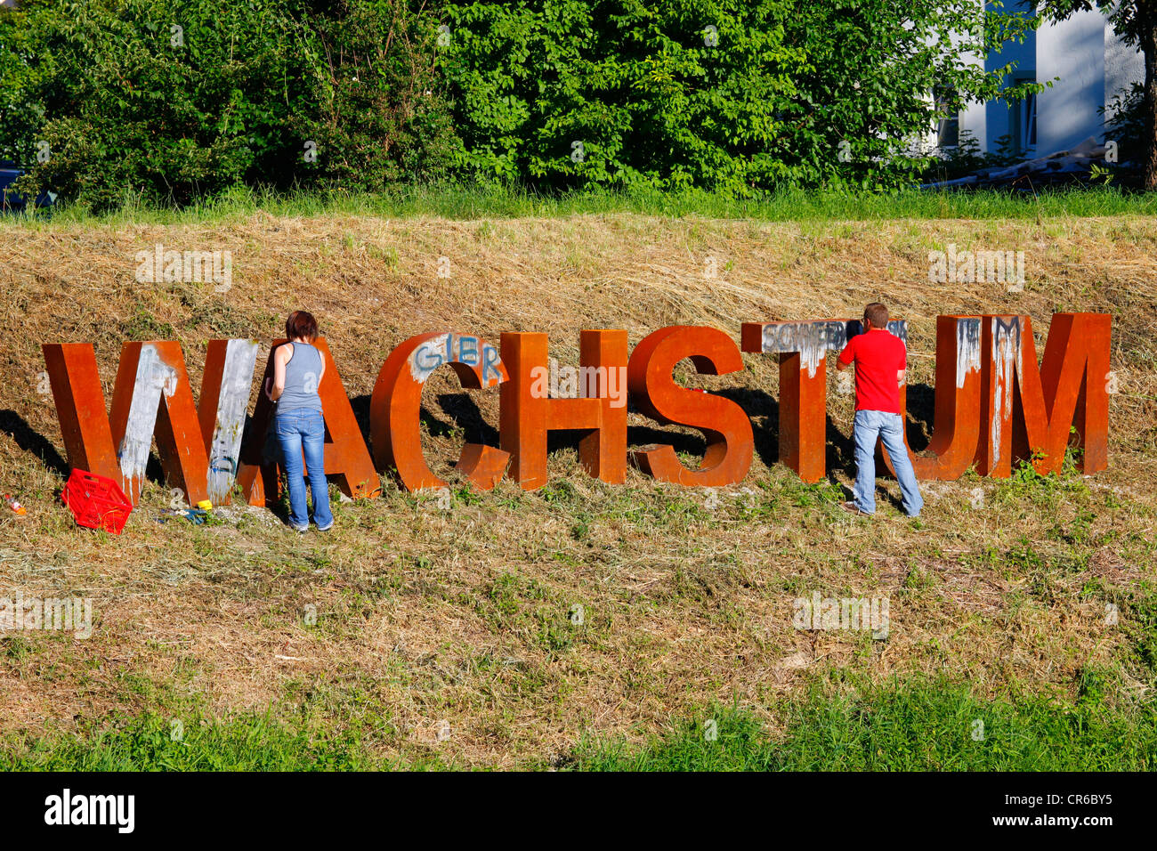 Graffiti sono rimossi dalla parola Wachstum o crescita, Mangfallpark, Rosenheim, Alta Baviera, Baviera, Germania, Europa Foto Stock