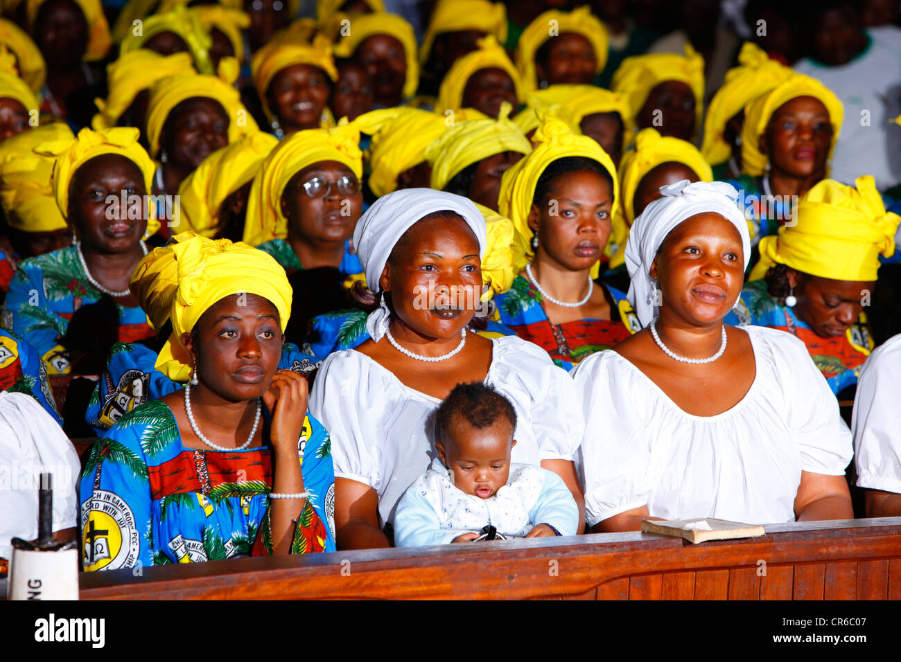 Del coro femminile in una chiesa di domenica, servizio di Bamenda, Camerun, Africa Foto Stock