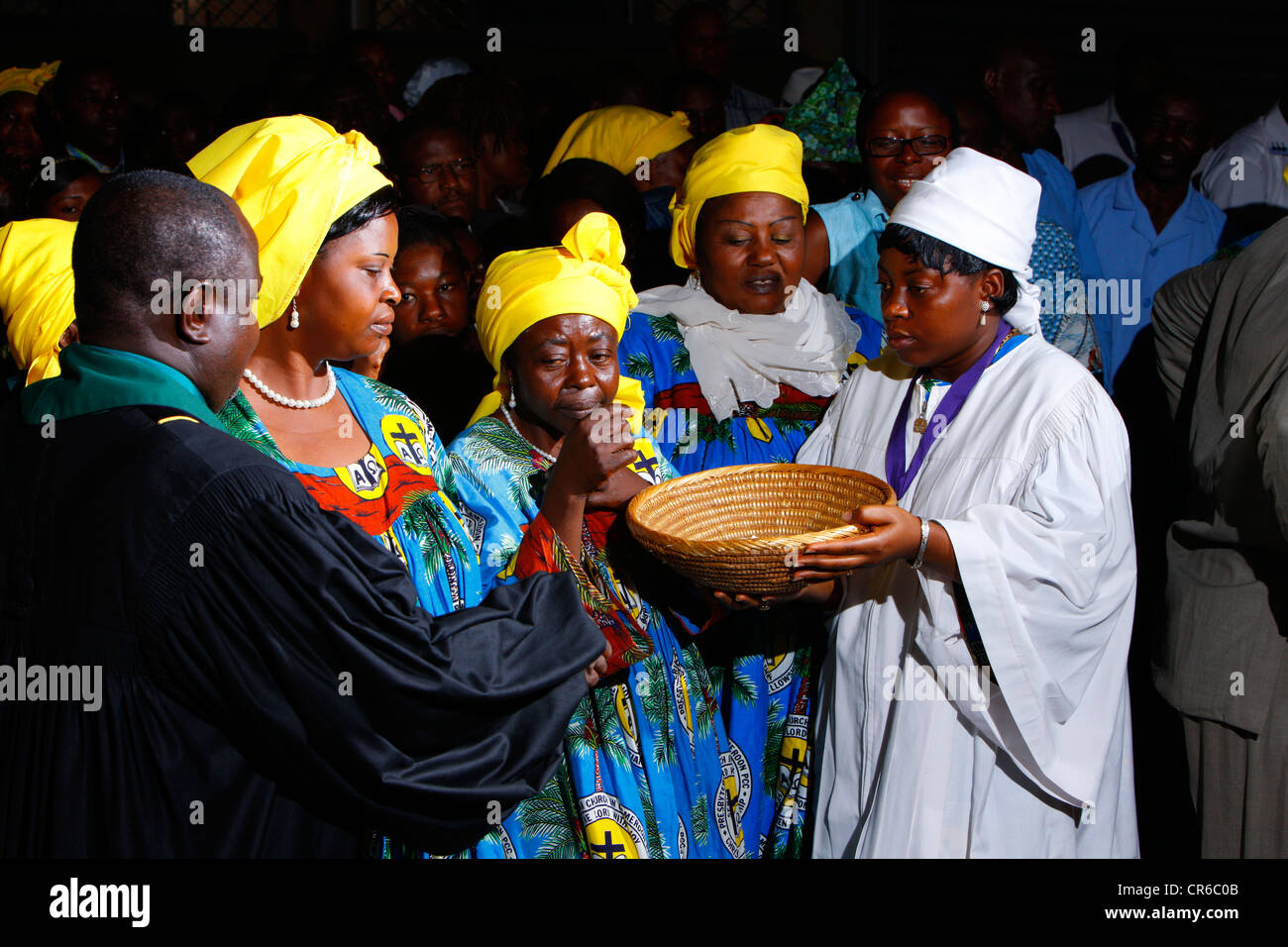 La raccolta in una chiesa di domenica, servizio di Bamenda, Camerun, Africa Foto Stock