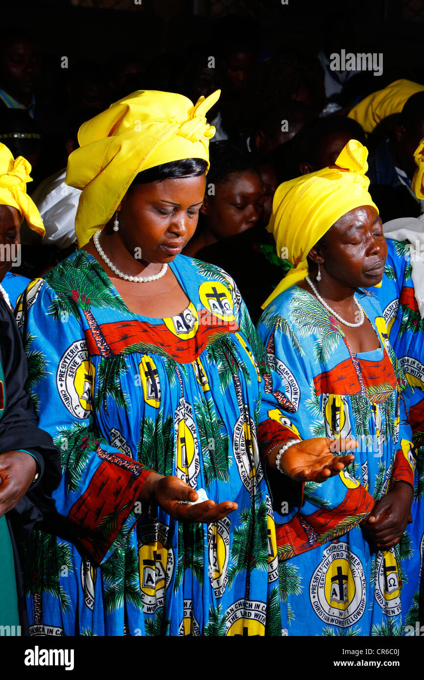 Donne pregando in una chiesa di domenica, servizio di Bamenda, Camerun, Africa Foto Stock