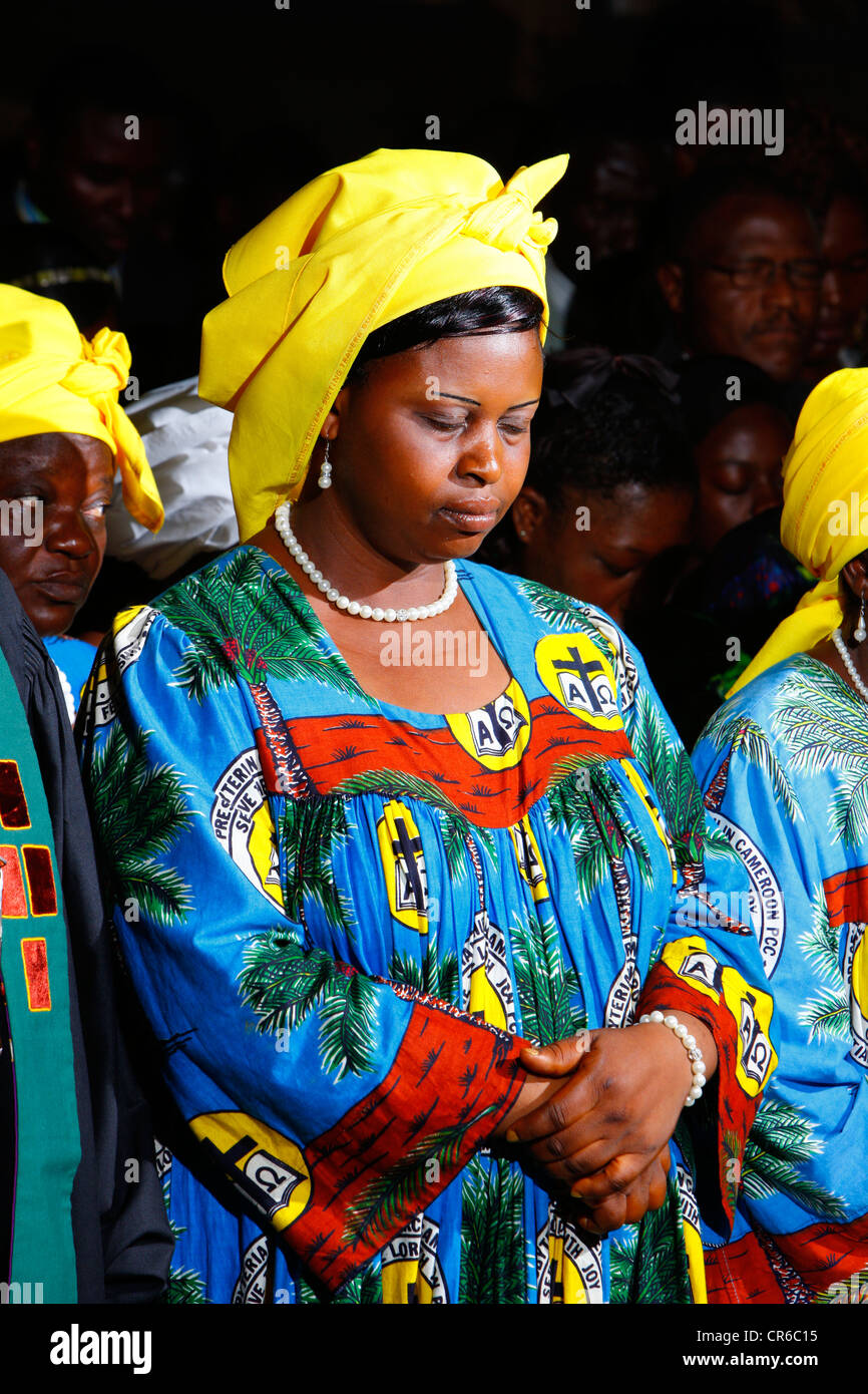 Donna che prega in una chiesa di domenica, servizio di Bamenda, Camerun, Africa Foto Stock