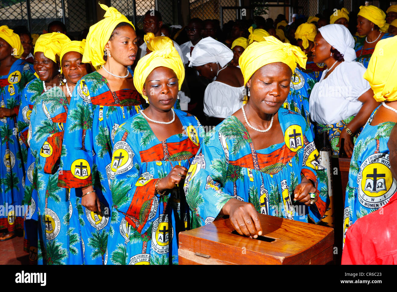 Le donne la donazione di denaro a una domenica servizio di chiesa, di Bamenda, Camerun, Africa Foto Stock