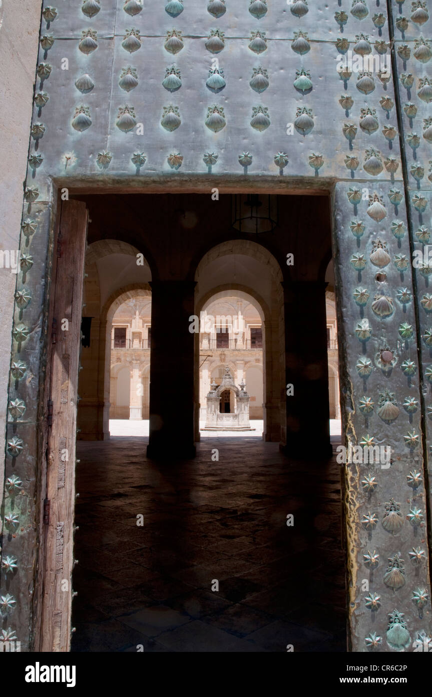 Chiostro del monastero, visti di entrata. Uclés, Provincia Cuenca, Castilla La Mancha, in Spagna. Foto Stock