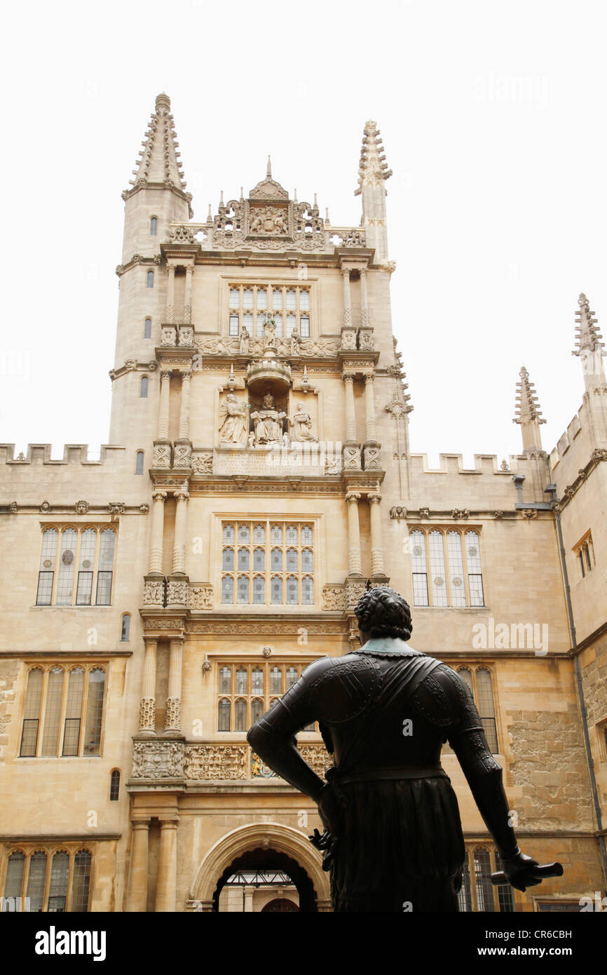 Regno Unito, Inghilterra, Oxford, statua che si trova nella parte anteriore della biblioteca Bodleian Library Foto Stock