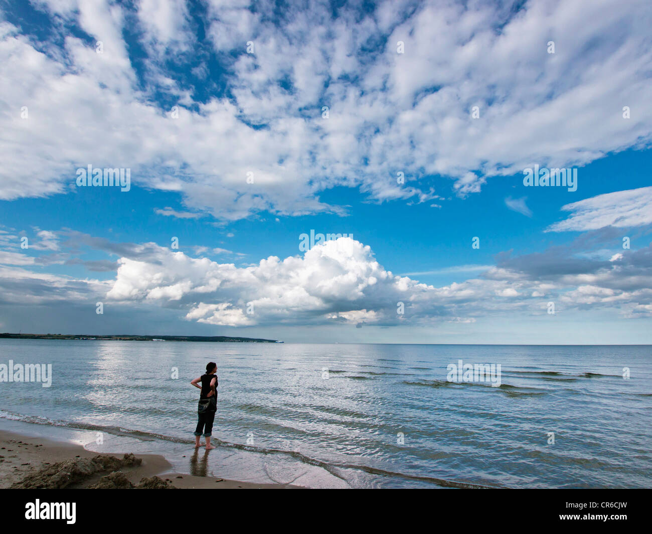 Germania, Donna che guarda al Mar Baltico Foto Stock