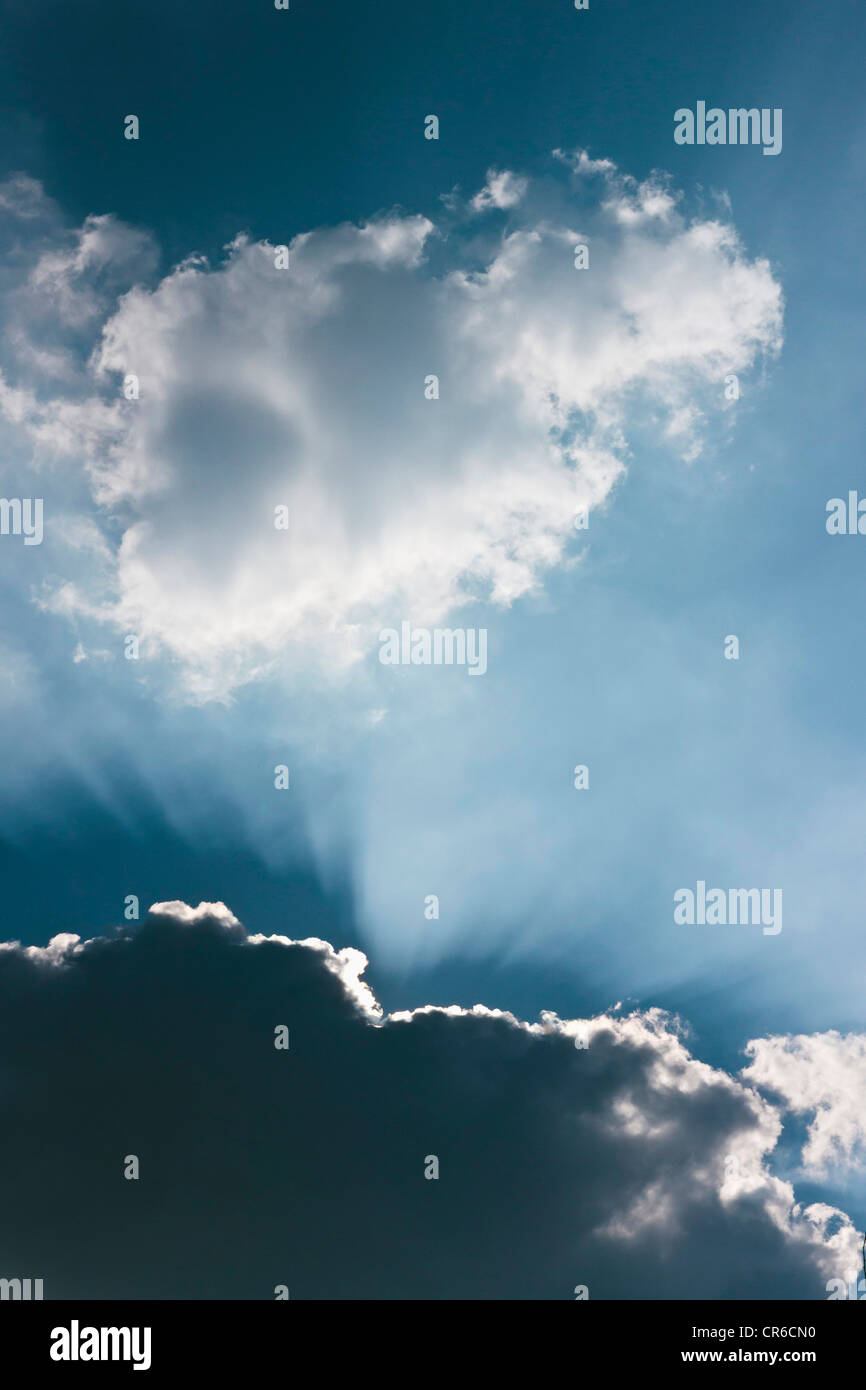 Germania, Sunbeam attraverso cloudscape Foto Stock