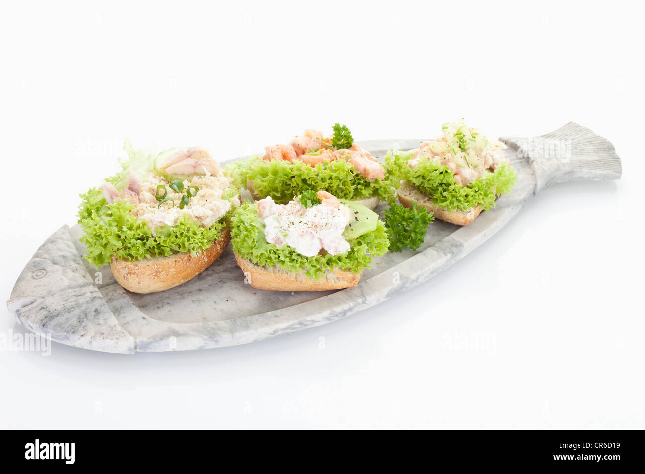 Gamberi e filetto di trota tartaro sandwiches nella piastra su sfondo bianco Foto Stock
