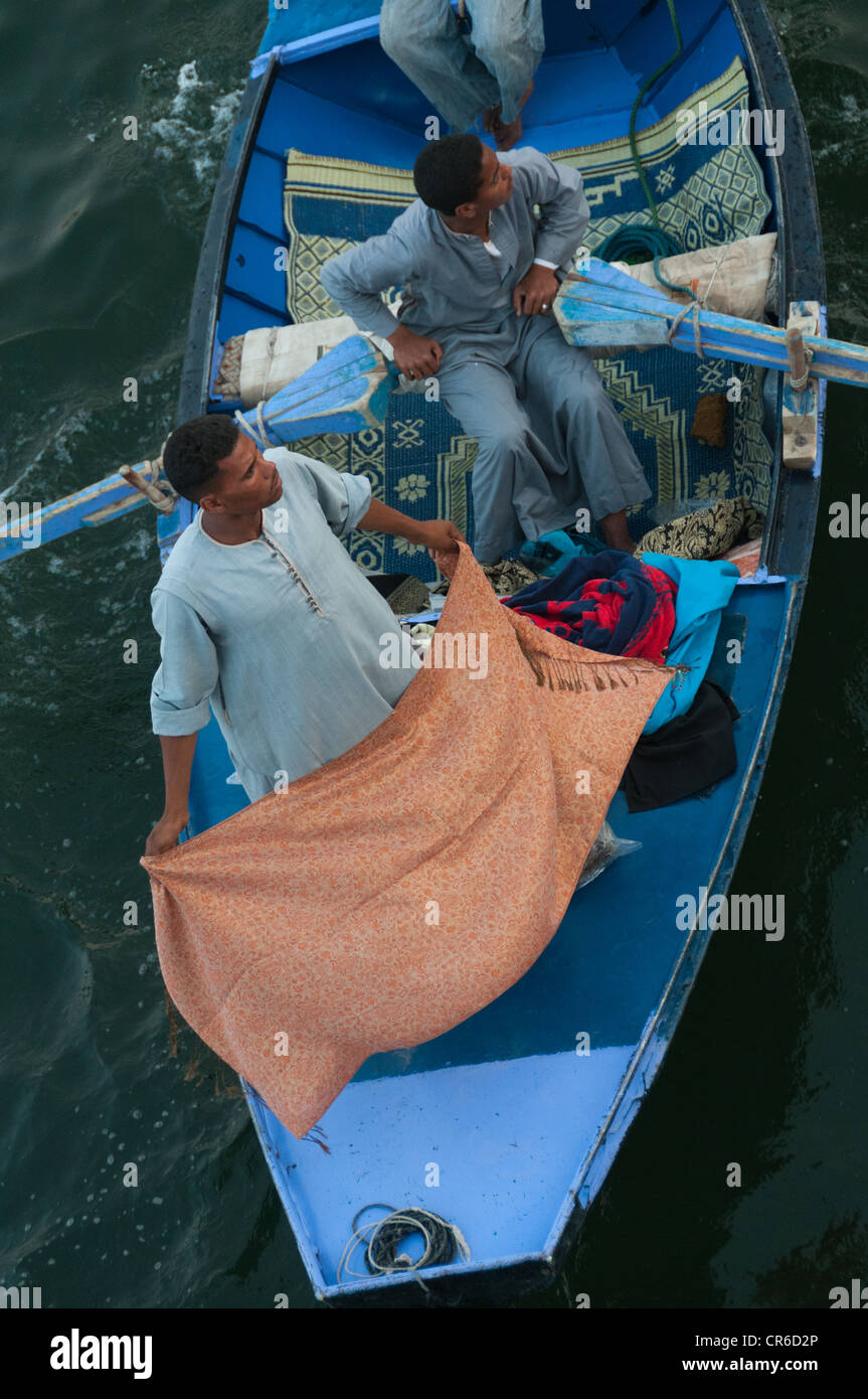 I fornitori di disperati in gommoni barche ormeggio navi da crociera sul fiume Nilo Egypt-Political instabilità è paralizzata industria del turismo Foto Stock