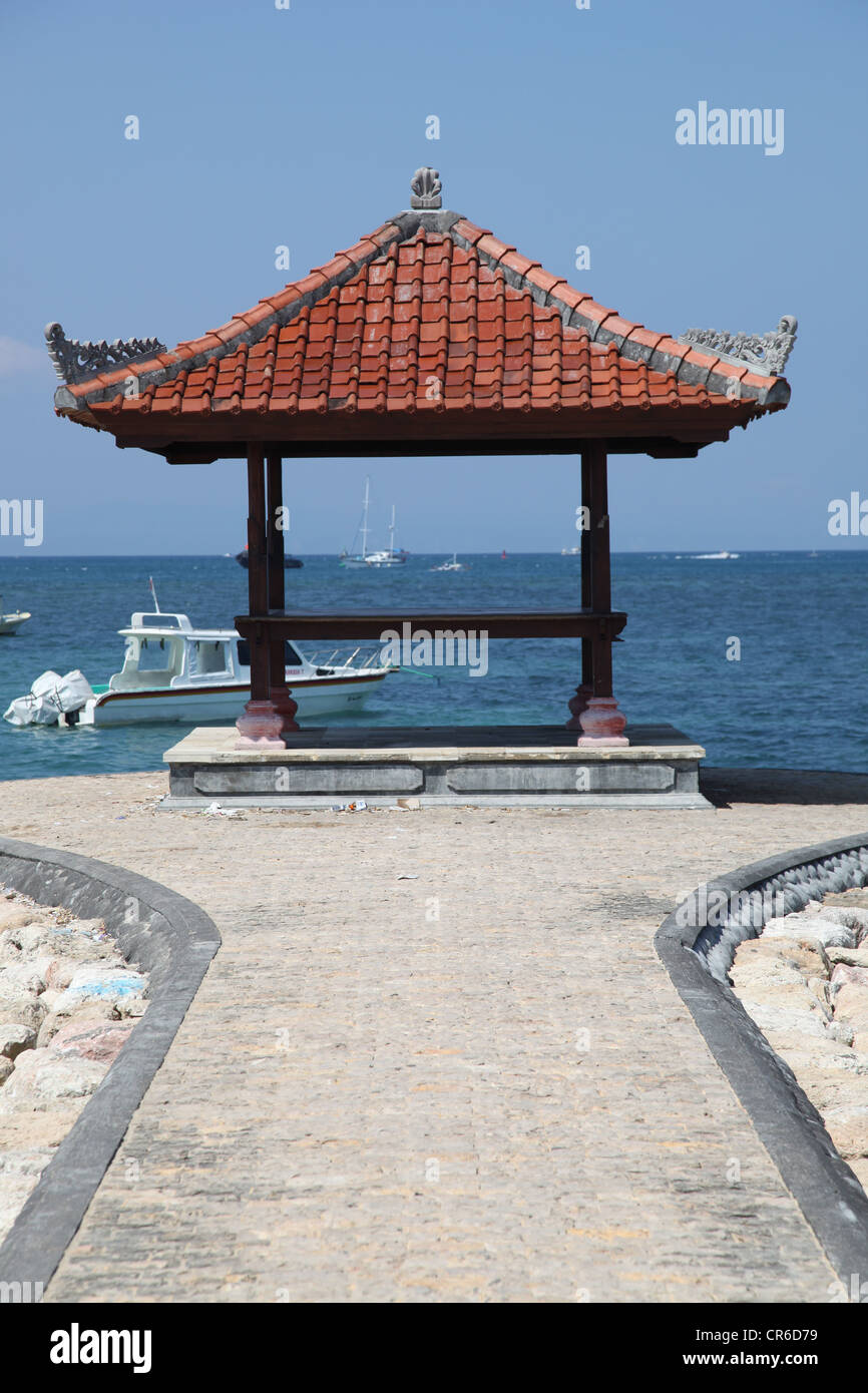 Questa è una foto di Bali in Indonesia. Si tratta di un luogo turistico con una bella spiaggia di sabbia e molto Zen con Palm tree, coco tree, tempio Foto Stock
