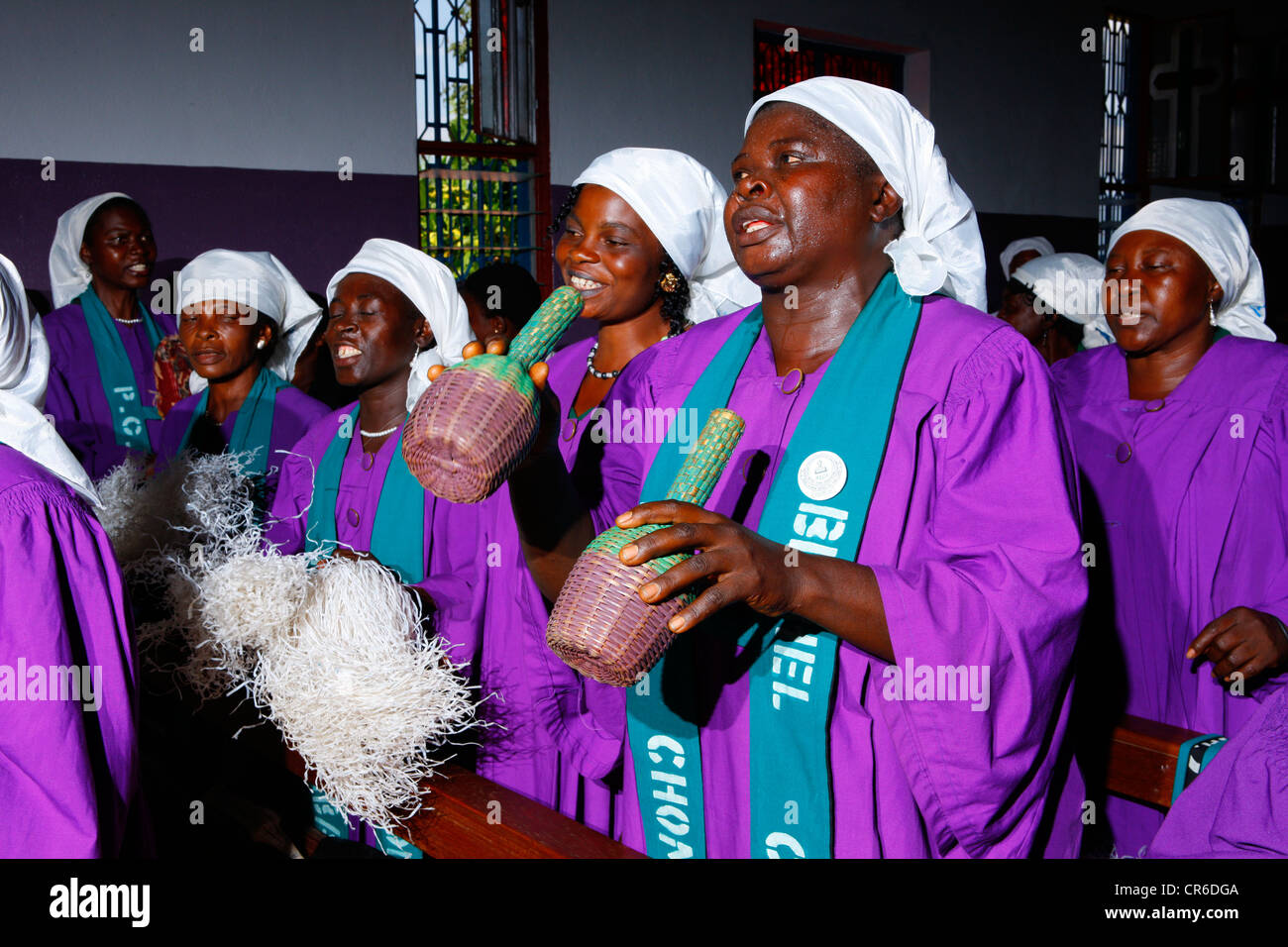 Donna con la vibrazione delle campane, chiesa del coro di Bamenda, Camerun, Africa Foto Stock