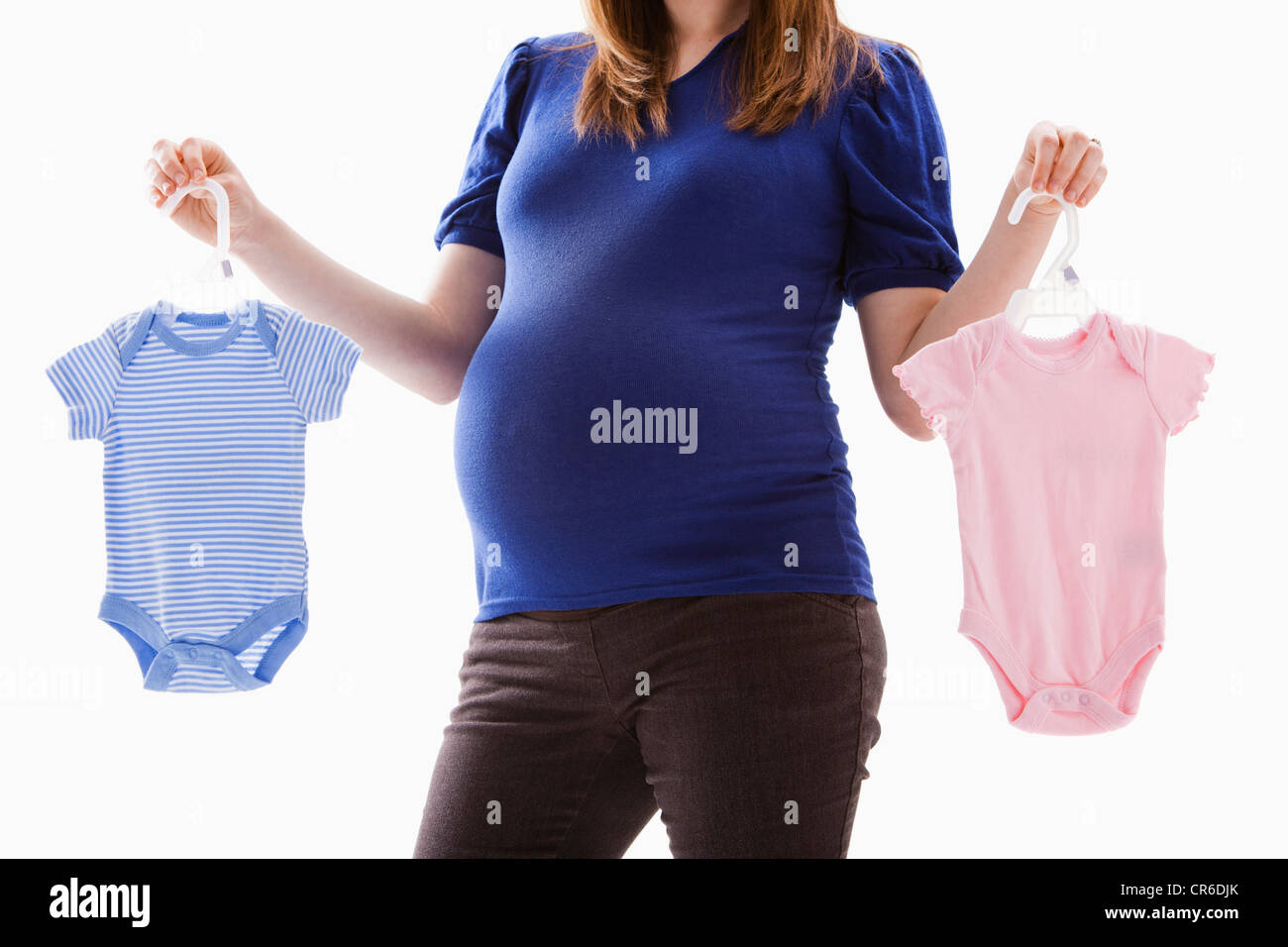Studio shot della sezione centrale della donna incinta foratura baby onesie Foto Stock