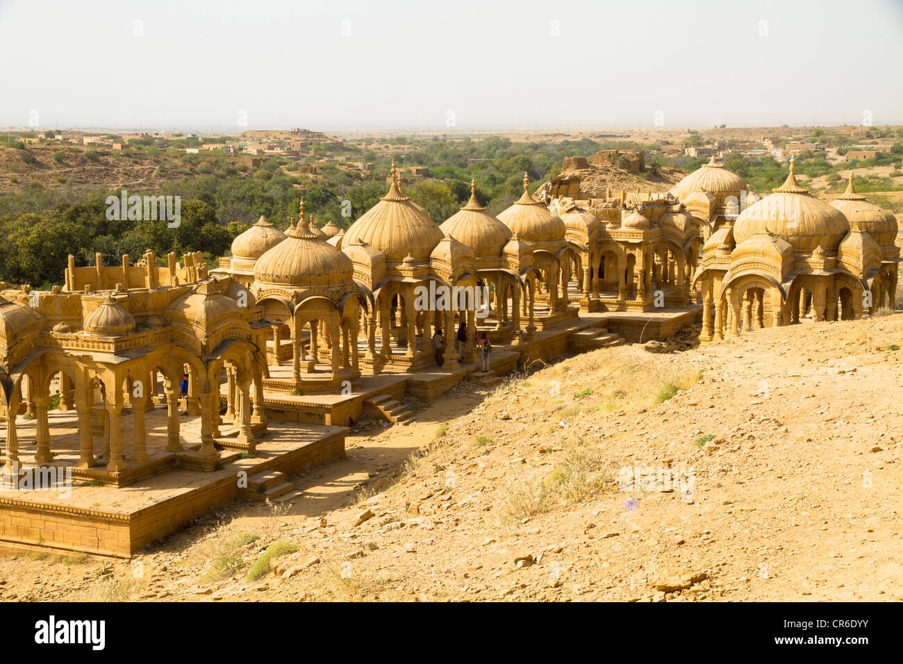India Rajasthan, Jaisalmer, vista di Bada Bagh Cenotaphs Foto Stock