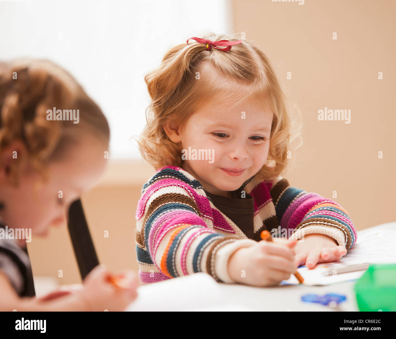 La ragazza (4-5) disegno in kindergarten Foto Stock