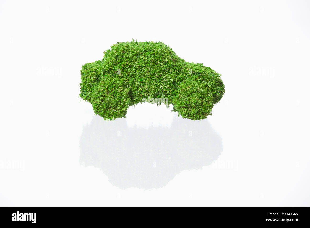 Auto coperti con erba su sfondo bianco Foto Stock