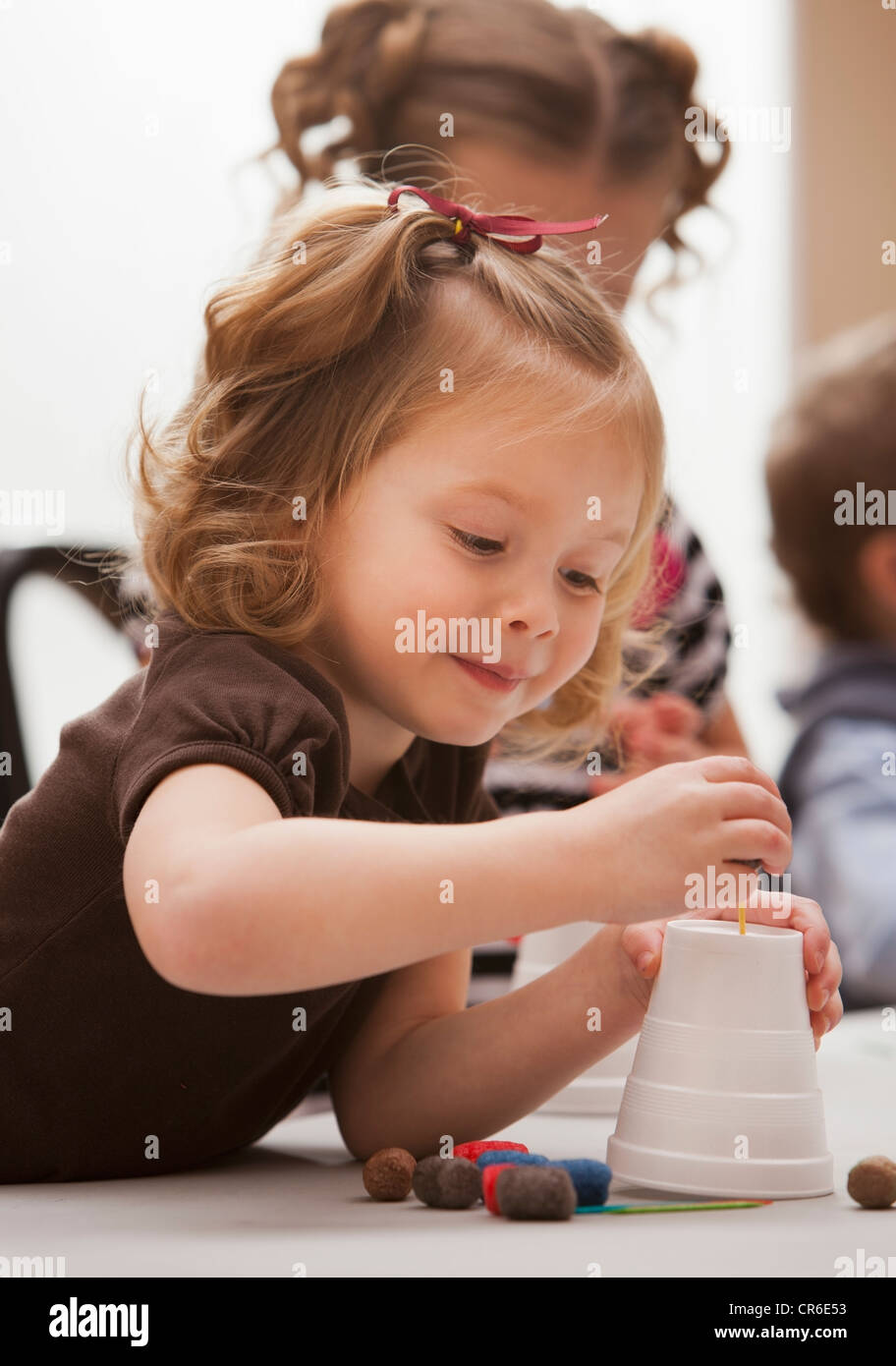 La ragazza (2-3) giocando in kindergarten Foto Stock