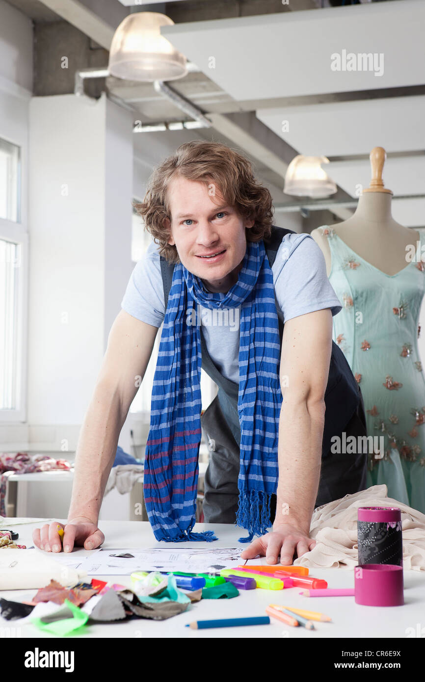 In Germania, in Baviera, Monaco di Baviera, fashion designer che lavora, ritratto Foto Stock