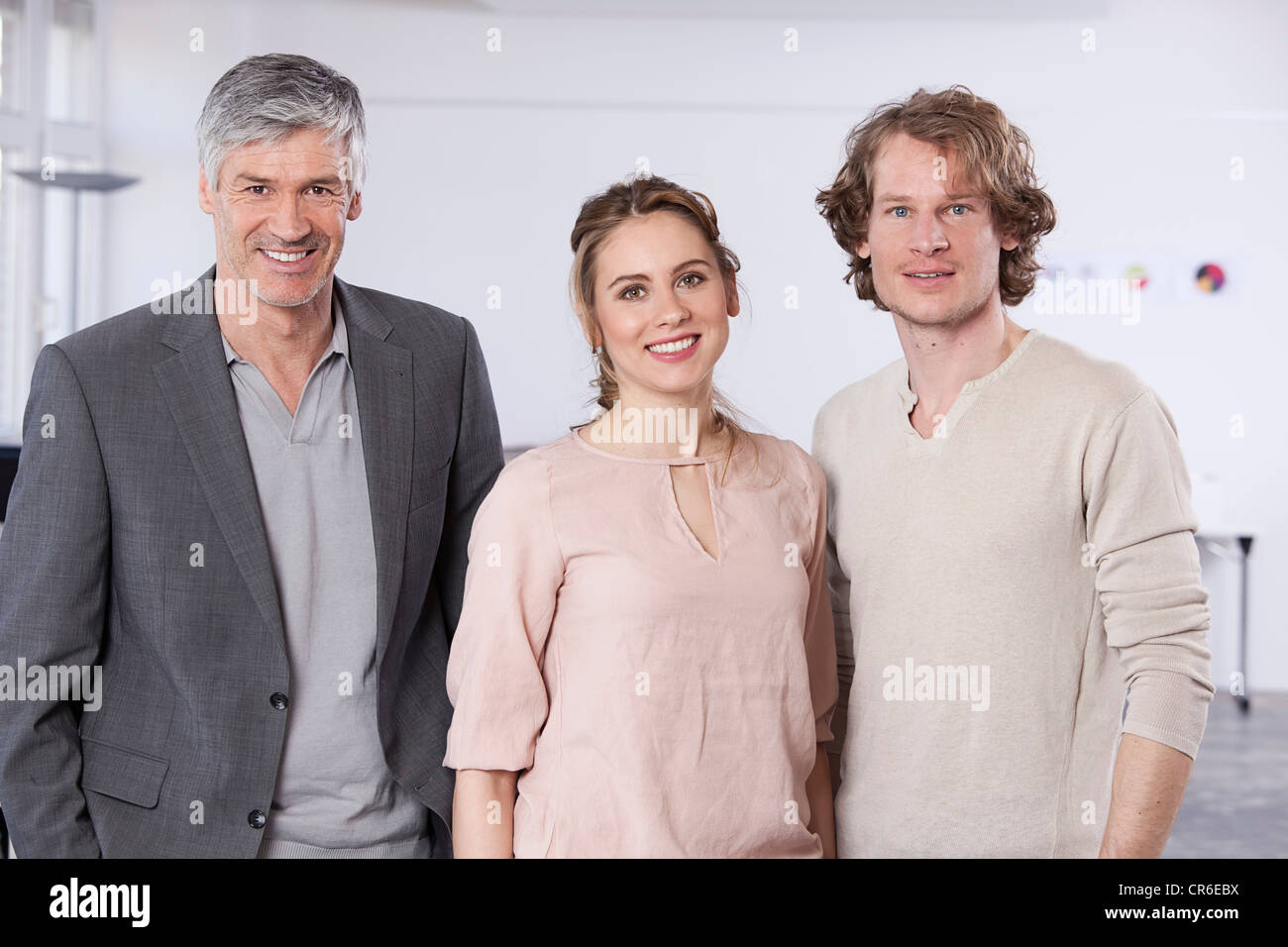 In Germania, in Baviera, Monaco di Baviera, uomo e donna in office, sorridente, ritratto Foto Stock