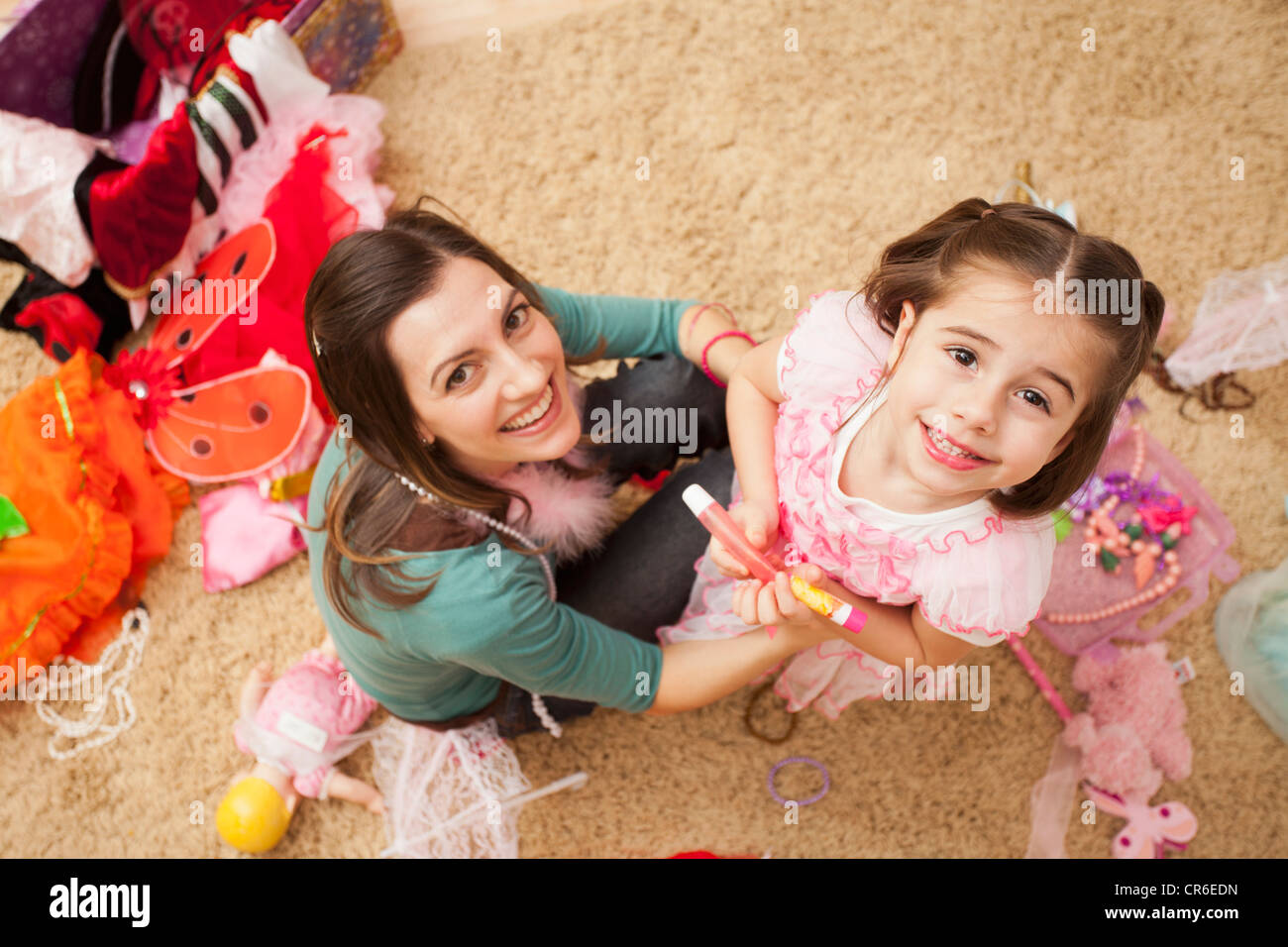 Vista aerea della madre con sua figlia (4-5) in fancy dress costume Foto Stock
