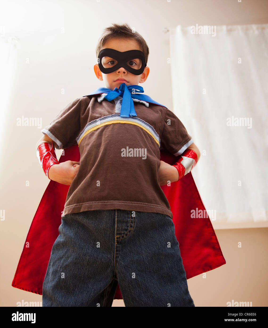 Basso angolo vista del ragazzo (6-7) in fancy dress costume Foto Stock