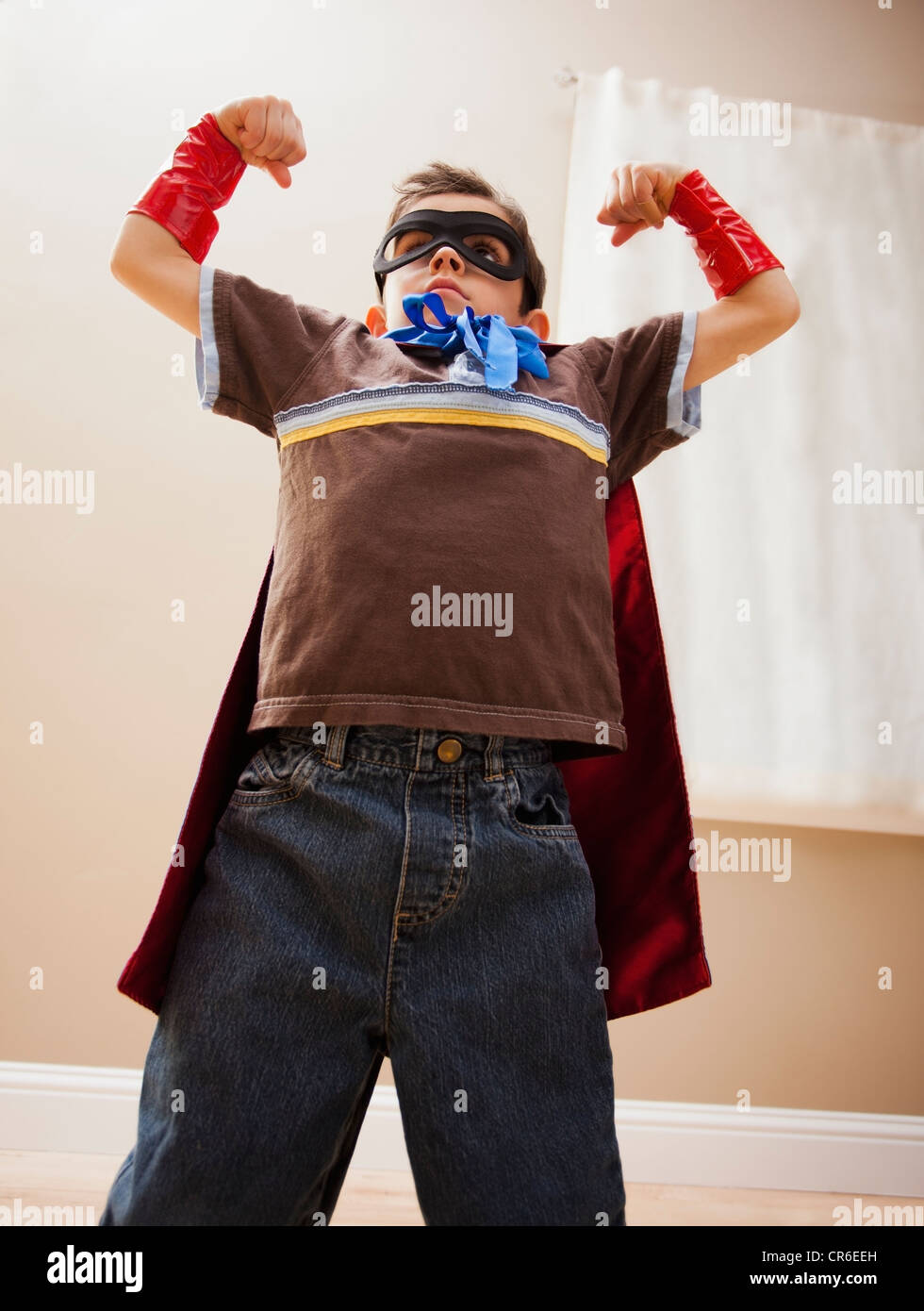 Basso angolo vista del ragazzo (6-7) in fancy dress costume Foto Stock