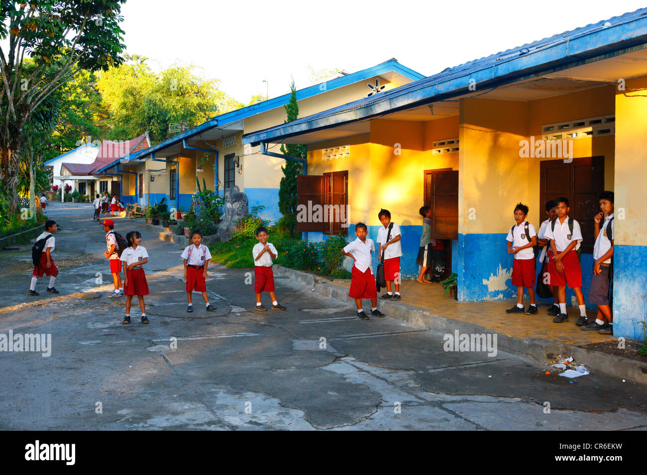 I bambini a scuola uniforme in cantiere, Gelora Kasih orfanotrofio, Kabanjahe, Batak regione, Sumatra, Indonesia, sud-est asiatico Foto Stock