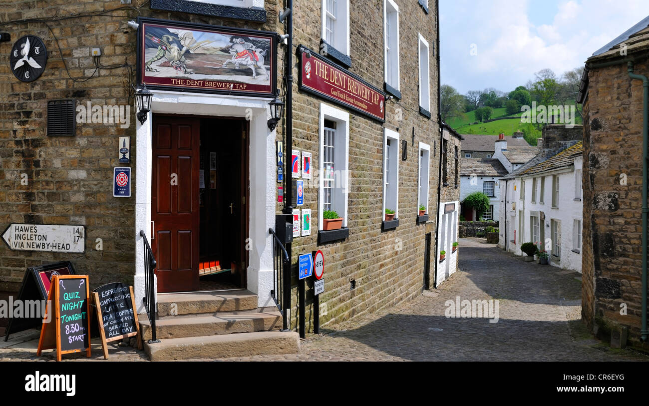 Il 'George and Dragon' tra le strade di ciottoli di ammaccatura, Cumbria, Inghilterra Foto Stock